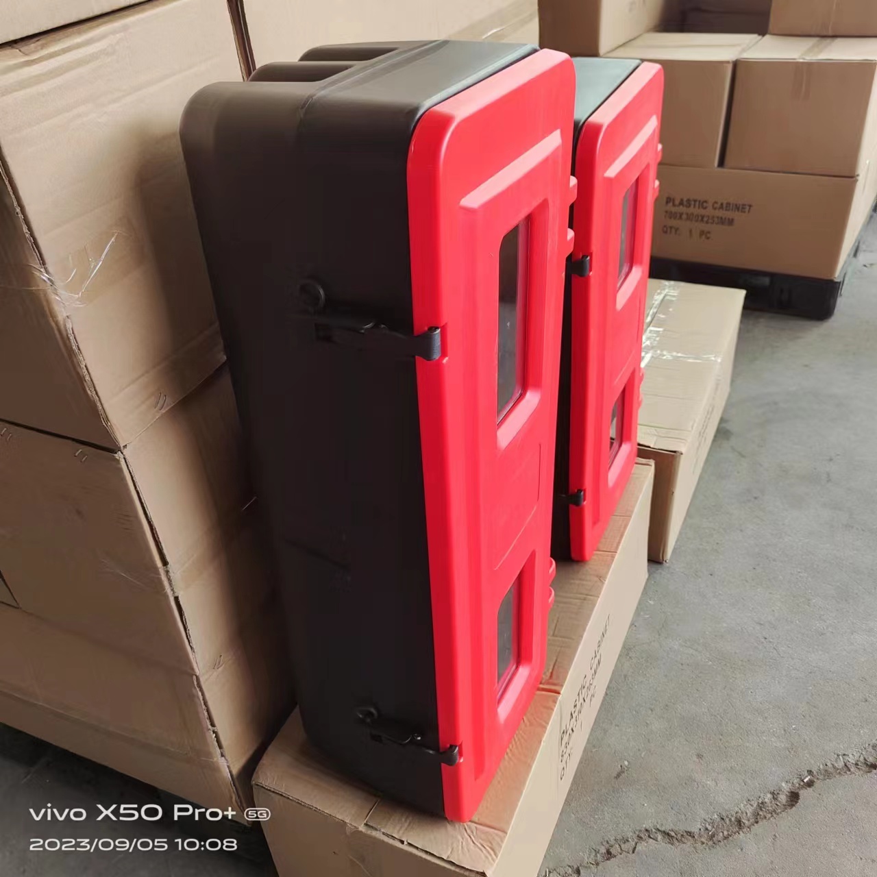 Roter Feuerlöscherkasten aus Kunststoff für 9–12 kg