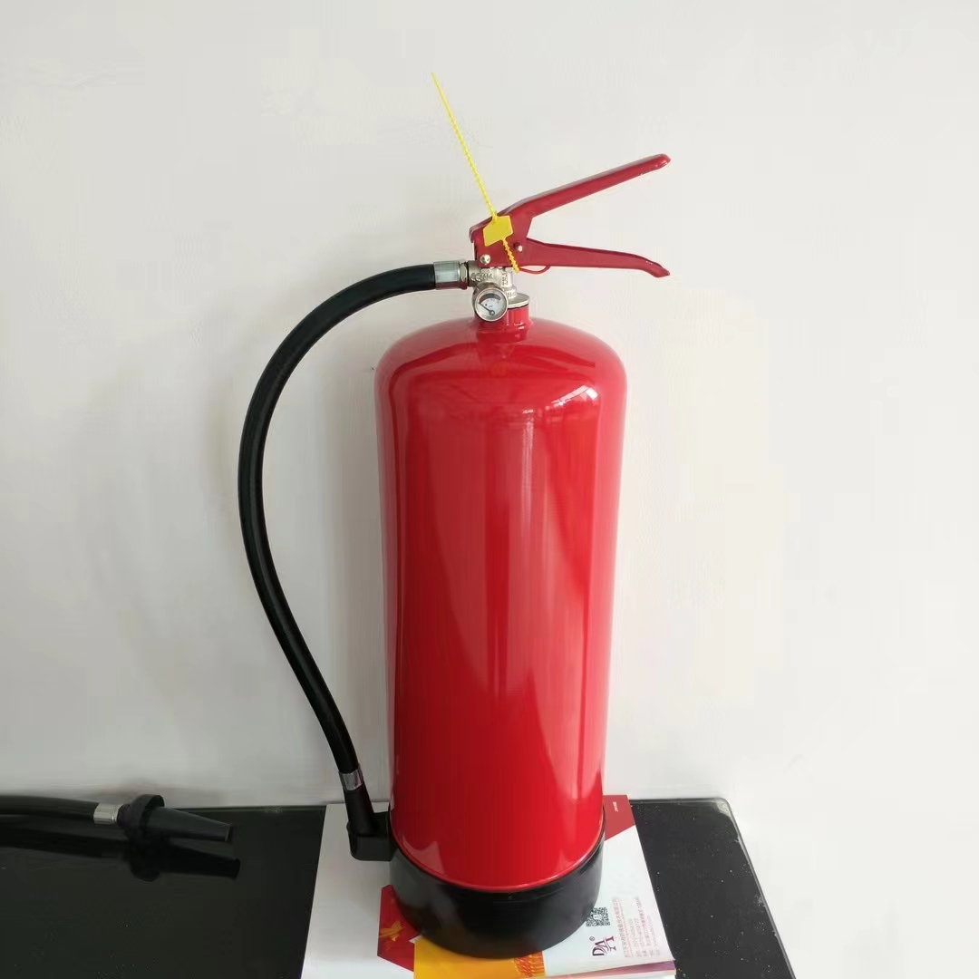 Wie bekämpft ein Trockenpulver-Feuerlöscher verschiedene Arten von Bränden?
