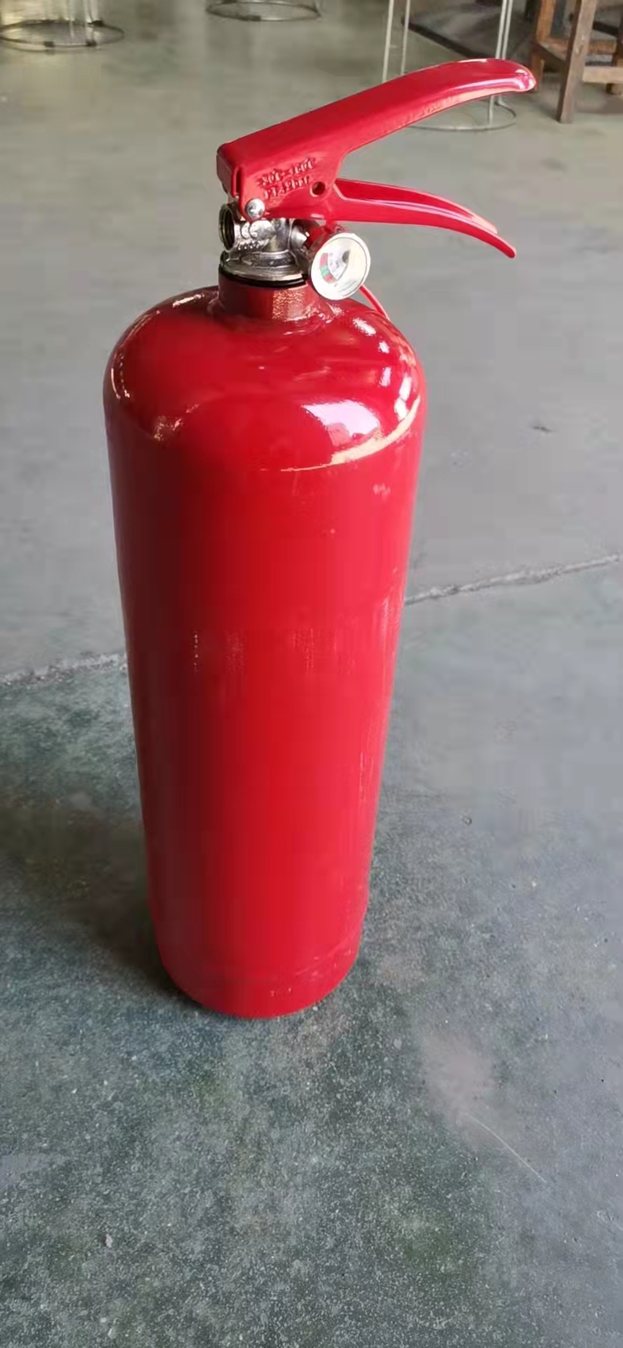 Trockenpulver-Feuerlöscher für brennbare Flüssigkeiten