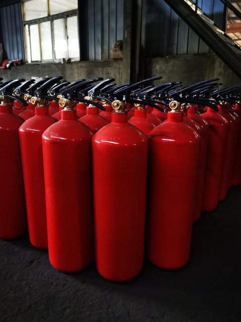 Trockenpulver-Feuerlöscher für brennbare Flüssigkeiten